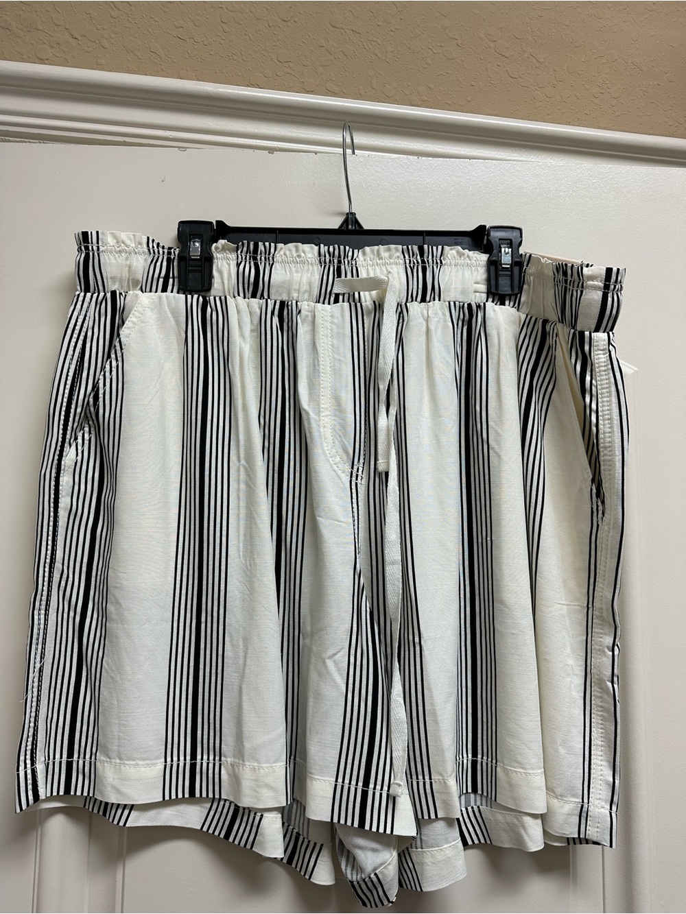 Lane Bryant Black & White Vertical Stripe Elastic Waist Shorts, size 18/20, NWT